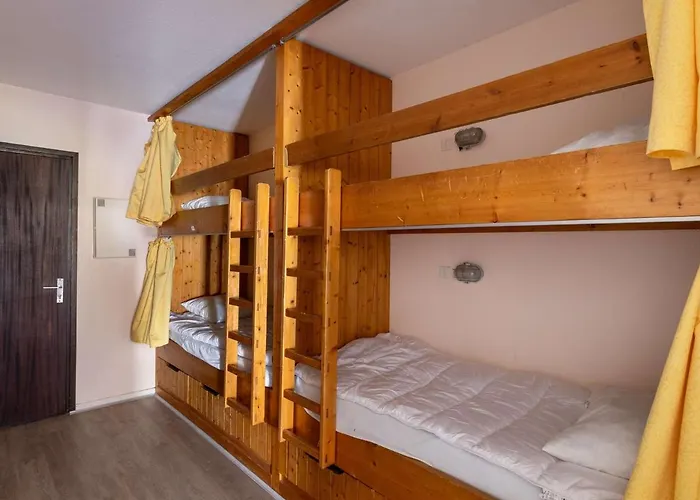 6 Pers. Avec Balcon Et Acces Direct Aux Pistes A Eaux-bonnes - Fr-1-400-6